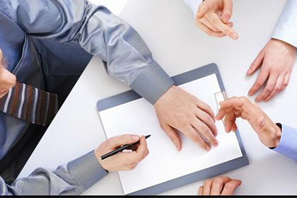 寻求持有判决书之债权追讨者